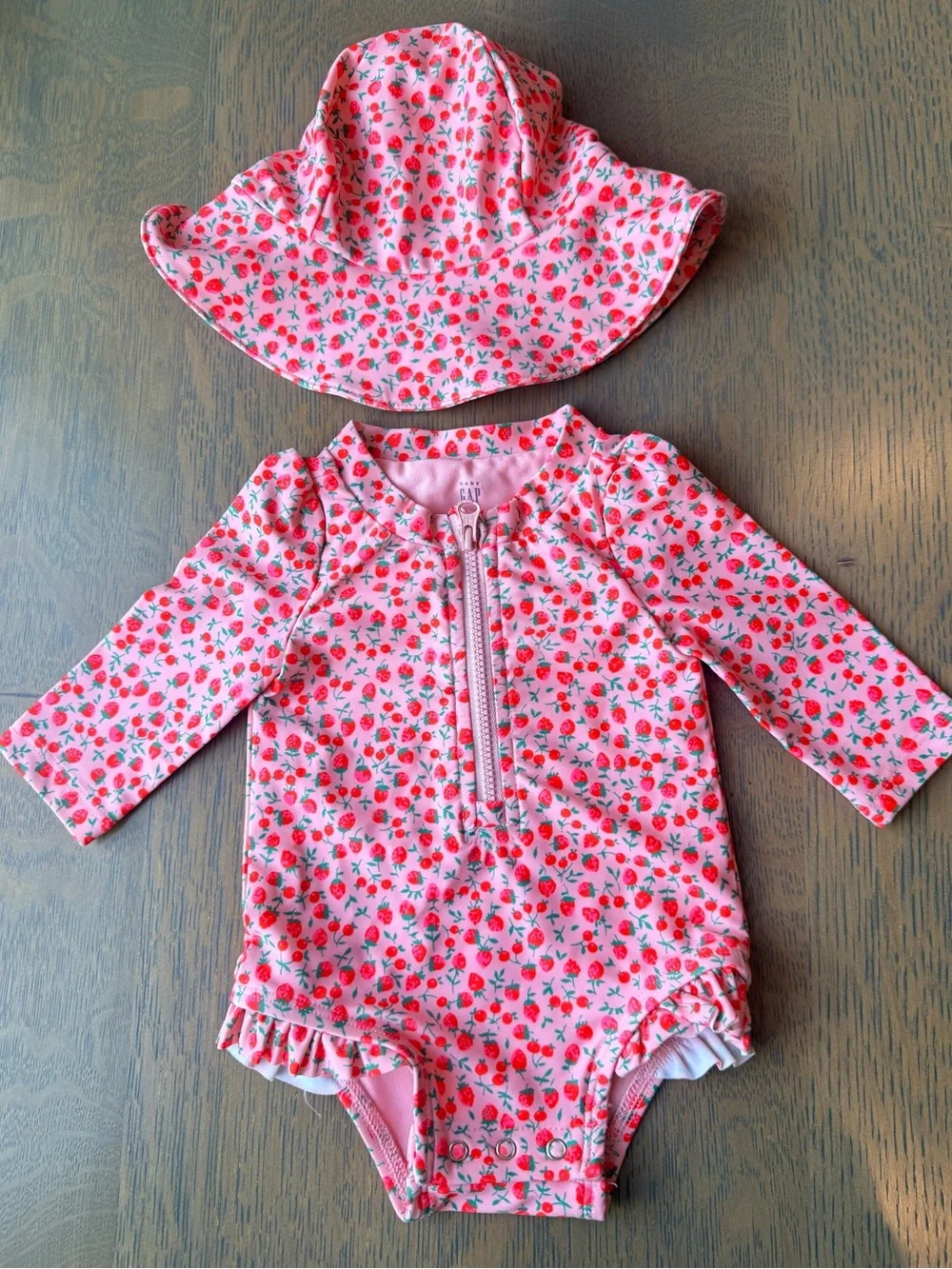 GAP - Baby Pink Strawberry Print Long-Sleeve Rashguard One-Piece with Hat 0-3 M